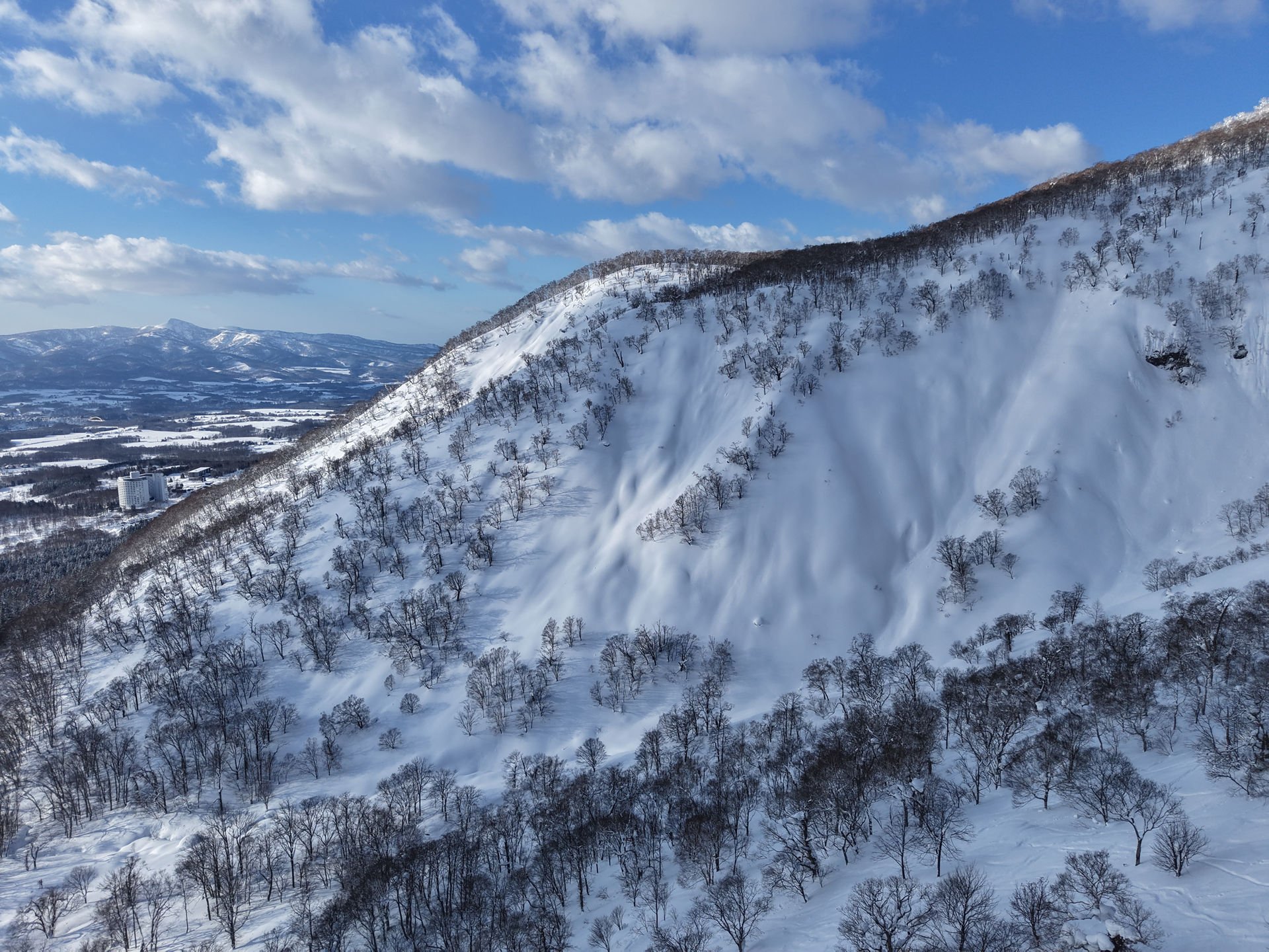 Niseko gondola over mountain