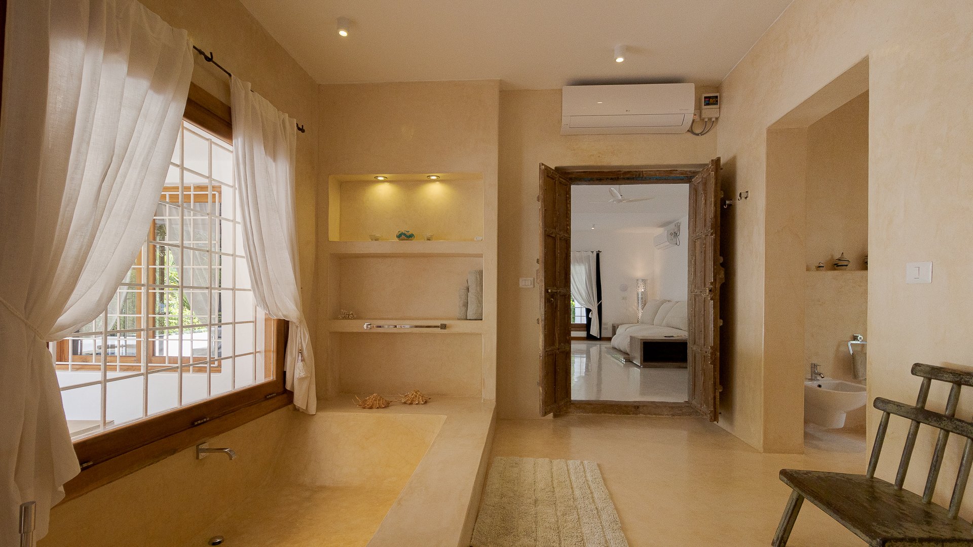Watamu villa warm ensuite bathroom with bathtub