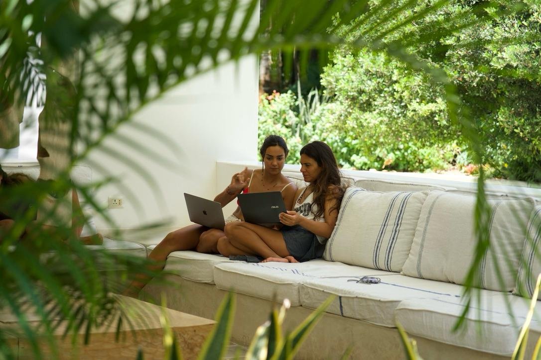 Outdoor coworking at a Cometa home